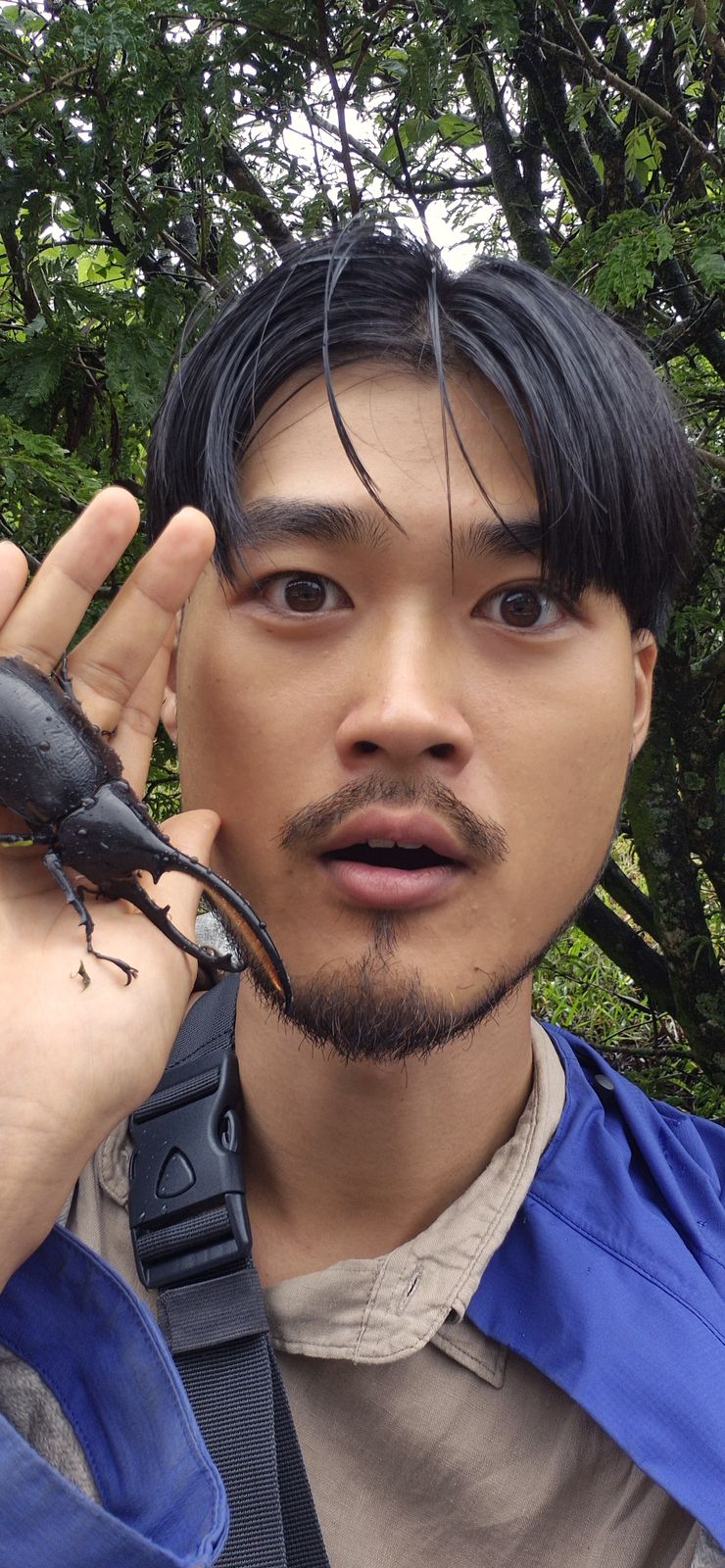 ヘラクレスオオカブトと一緒に写る山下拓真