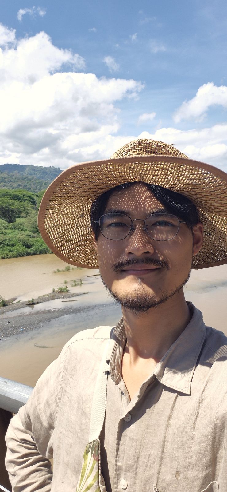 麦わら帽子をかぶった山下拓真